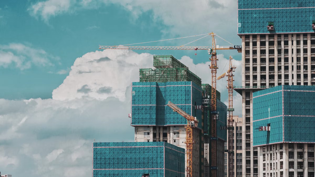 Bedrijfsgebouw met een strakke gevelconstructie