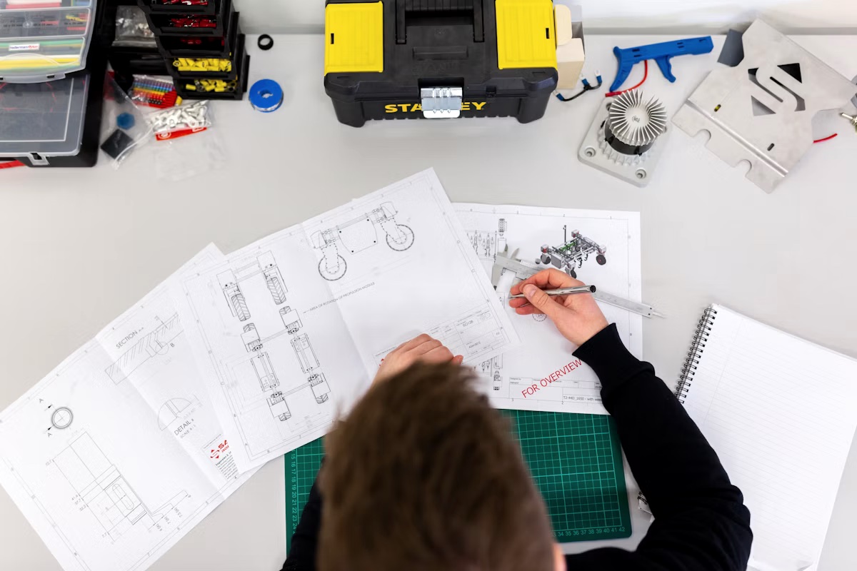 Monteur werkt aan een installatie in een casco ruimte