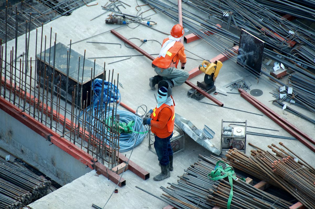 Vakmensen aan het werk aan een wapeningsconstructie